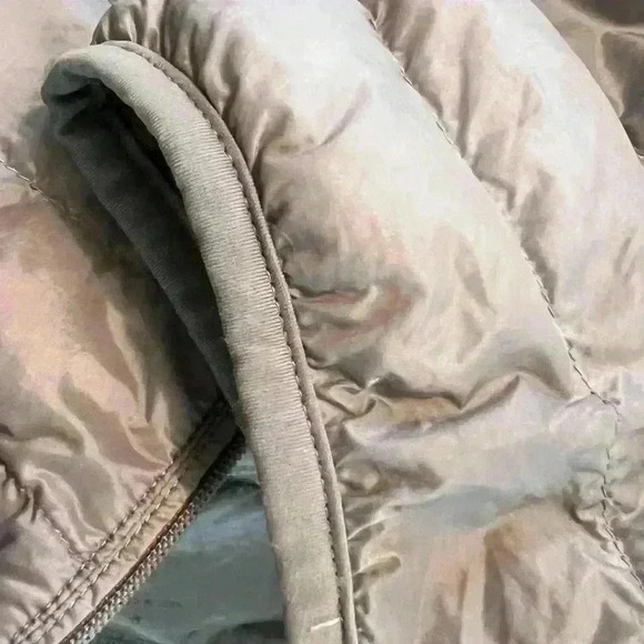 Uniqlo packable Grey Puffy Zip up coat size Medium - Picture 7 of 11